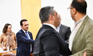 El diputado Del PP Yamal Driss sujeta al diputado Mohamed Ali en un pleno de enero de 2020 en Ceuta