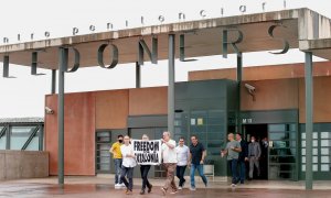 Los presos del procés sostienen una pancarta donde se lee "Freedom for Catalonia" (Libertad para Catalunya)