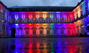 Fachada del Palacio Egmont iluminada por la bandera LGBTQ+ para conmemorar el Día Internacional contra la Homofobia.