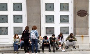 Un grupo de jóvenes con mascarilla a la entrada del Teatro Campoamor en Oviedo, este miércoles. El Ministerio de Sanidad cerrará esta tarde con las comunidades las condiciones en las que se relajará el uso de las mascarillas al aire libre a partir del pró