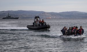 28 de febrero de 2020, Grecia, Lesbos: un bote salvavidas con refugiados llega a la isla griega de Lesbos