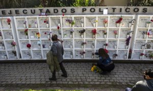 Varias personas visitan tumbas de víctimas de la dictadura de Pinochet en el cementerio de Santiago de Chile. Fotografía de septiembre de 2020.