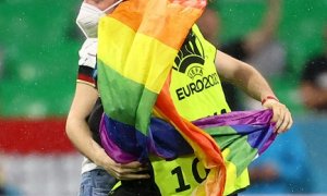Un espontáneo con la bandera arcoíris salta al césped del Allianz Arena durante el himno de Hungría