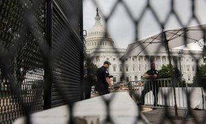 Imagen del Capitolio de Estados Unidos custodiado por varios guardias de seguridad.
