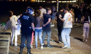 Fotografía del 6 de junio de varios grupos de jóvenes por la noche en Palma de Mallorca.