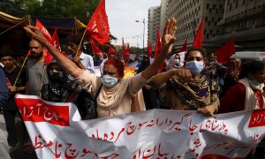 Mujeres paquistaníes gritan consignas durante una protesta contra la declaración del Primer Ministro Imran Khan sobre la ropa de mujer, en Islamabad, Pakistán, el 23 de junio de 2021.