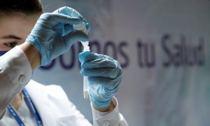 Una sanitaria realiza un test de antígenos en el punto de detención de casos de coronavirus gratuito montado en el intercambiador de transporte público de Plaza Castilla en Madrid, este jueves.