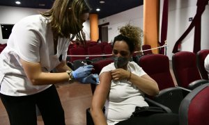 Una mujer recibe la vacuna contra la covid-19, a 23 de junio de 2021, en Ceuta.