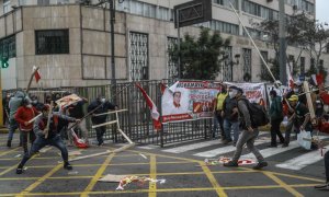 Miembros del grupo fujimorista denominado "La Resistencia" se enfrentó a los simpatizantes de Pedro Castillo a las afueras del Jurado Nacional de Elecciones.