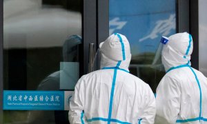 Los miembros del personal con trajes protectores se encuentran en el Hospital Provincial de Medicina China y Occidental Integrada de Hubei,