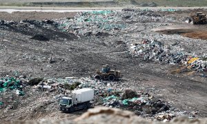 Imagen de archivo de una grúa y un camión moviendo residuos en el Parque Tecnológico de Valdemingómez. - EUROPA PRESS