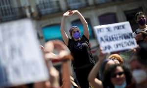 Centeneras de personas pertenecientes a organizaciones feministas se concentran este sábado en la Puerta del Sol de Madrid pedir "el cumplimiento íntegro de la agenda feminista y la paralización y derogación de las leyes trans".