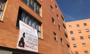 Una pancarta que denuncia l'assetjament immobiliari de Témpore Properties, a Castelló.