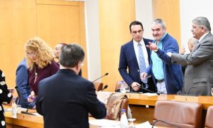 El diputado Carlos Verdejo (c) de Vox acusa a sus ex compañero en la Asamblea de Ceuta que ha tenido que ser suspedida por insultos y amenazas entre diputados por los mensajes de Vox