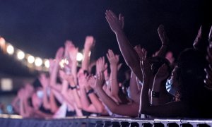 El festival Mallorca Live Summer ha celebrado este viernes un concierto piloto con el grupo Sidonie para un máximo de 5.000 personas, con mascarillas y sin distancias de seguridad en coordinación con el Govern balear, que ha facilitado el uso del Certific