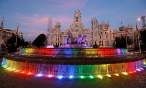 La fuente de Cibeles aparece iluminada con los colores de la bandera LGTBI con motivo del inicio de la fiestas del Orgullo 2021.