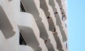 Varios de los jóvenes que permanecen en aislamiento en el hotel Palma Bellver de Palma por el macrobrote de covid.