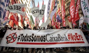 Empleados de Caixabank durante la concentración ante la sede de CaixaBank en València en protesta por el ERE.