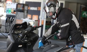 Un hombre echa gasolina a su moto en una gasolinera de Madrid. E.P./Marta Fernández