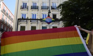 Bandera LGTBI en el barrio de Chueca durante la celebración del Día Internacional del Orgullo LGTBI, a 28 de junio de 2021, en Madrid.