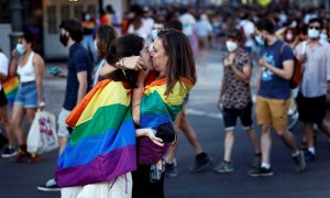 28/06/2021.- Una pareja se besa durante la manifestación del Orgullp LGTBIQ+ bajo el lema “Els drets trans són drets humans”, que reclama al Gobierno una ley trans estatal.