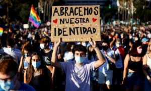 28/06/2021.- Un joven lleva una pancarta con el lema "Abracemos nuestra identidad" durante la manifestación del Orgull LGTB+ en Vàlencia bajo el lema “Els drets trans són drets humans”. EFE/Biel Aliño