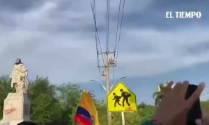Derriban y destruyen una estatua de Cristóbal Colón en Barranquilla (Colombia)