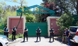 Varios guardias civiles montan guardia ante la casa del empresario José Luis Moreno en la Urbanización Monte Encinas de la localidad madrileña de Boadilla del Monte.