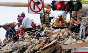 Esfuerzos de búsqueda y rescate en el edificio residencial parcialmente derrumbado en Surfside.