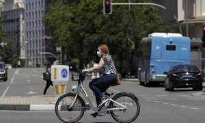Mujer en bicicleta por Madrid