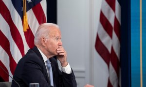El presidente de los Estados Unidos, Joe Biden, escucha durante un evento sobre la sequía, el calor y los incendios forestales en el oeste de los Estados Unidos.