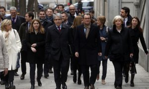 Francesc Homs i Artur Mas acompanyats per l'exconsellera d'Ensenyament Irene Rigau i de l'exvicepresidenta de Joana Ortega, també encausades pel 9-N, abans d'entrar al Tribunal Suprem aquest 28 de febrer del 2017.