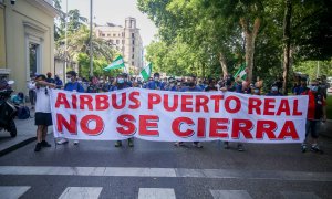Varios trabajadores de la factoría Airbus en Getafe con una pancarta en la que se lee: "Airbus Puerto Real no se cierra", durante una manifestación por el cierre de la planta de Puerto Real por parte de la compañía, en la plaza de Cibeles, a 11 de junio.