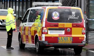 Una trabajadora habla con el conductor de una ambulancia del SAMUR