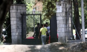 Un joven pasa por la puerta del centro de primera acogida de menores extranjeros no acompañados (menas) situado en la zona de Casa de Campo, en Madrid (España).