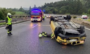 Heridos leves los ocupantes de un coche que volcó en la A-8 a la altura de Hazas de Cesto