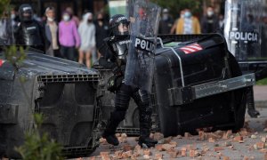 Un antidisturbios de Colombia durante las protestas en el país.