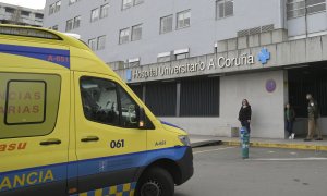 Una ambulancia en la entrada del Complexo Hospitalario Universitario A Coruña. Foto de archivo