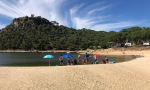 Varios bañistas en el pantano de San Juan en la localidad madrileña de San Martín de Valdeiglesias.