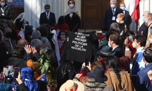 Un grupo de constituyentes ligados a las protestas sociales de 2019 en Chile irrumpieron en el acto inaugural de la convención constituyente exigiendo la liberación de los "presos políticos" y las autoridades suspendieron temporalmente la cita.