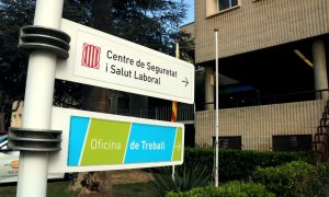 Rètols indicatius del Centre de Seguretat i Salut Laboral i de l'Oficina de Treball del SOC al barri de Campclar de Tarragona. Imatge del 30 de març del 2021.