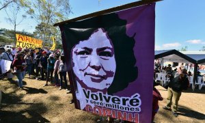 Pancarta con la imagen de Berta Cáceres, defensora de la tierra hondureña asesinada en 2016.