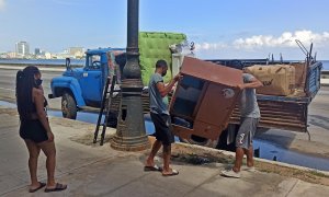 Residentes en las zonas bajas del Malecón habanero evacuan ante la llegada de la Tormenta tropical Elsa, hoy en La Habana (Cuba).