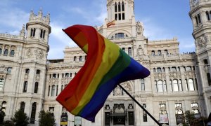 03/07/2021.- Un momento de la marcha del Orgullo LGTBI a su paso por el Palacio de Cibeles, sede del Ayuntamiento de Madrid, que se celebra hoy sábado en la capital. EFE/Gandul