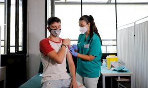 La Universitat de València ha comenzado a vacunar esta semana a los más de 2.050 alumnos que participarán en programas de movilidad y de prácticas internacionales durante el próximo curso 2021-2022 y que empezarán sus clases antes de octubre.