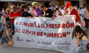 Un momento de la concentración convocada hoy lunes en la Plaza Mayor de Salamanca, en repulsa por el asesinato de Samuel Luiz, el joven de 24 años que perdió la vida en la madrugada del sábado en A Coruña tras recibir una paliza.