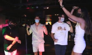 Un grup de joves que balla amb mascareta a la pista de la discoteca Flashback de Salou. Foto del 23 de juny de 2021