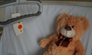 Un oso de peluche sobre la cama de un Hospital.