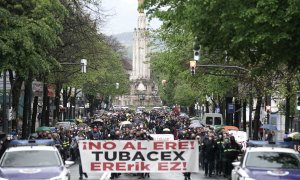 Varias personas participan en una manifestación contra el ERE planteado por Tubacex, a 11 de abril de 2021.