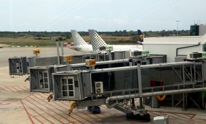 Alguns dels nous 'fingers' que s'han instal·lat al dic sud de la terminal 1 de l'aeroport del Prat, el 28 d'abril del 2021